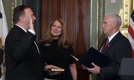 Wakil Presiden AS Mike Pence (kanan) melantik Direktur CIA Mike Pompeo (kiri) dengan disaksikan istri Pompeo, Susan di Eisenhower Executive Office Building, Gedung Putih, 23 Januari 2017.