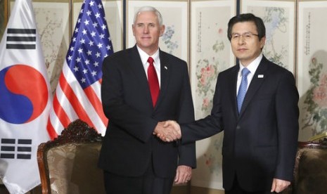 Wakil Presiden AS Mike Pence (kiri) bersama Plt Presiden dan Perdana Menteri Korea Selatan  Hwang Kyo-ahn di Seoul, Korsel, Senin, 17 April 2017. 