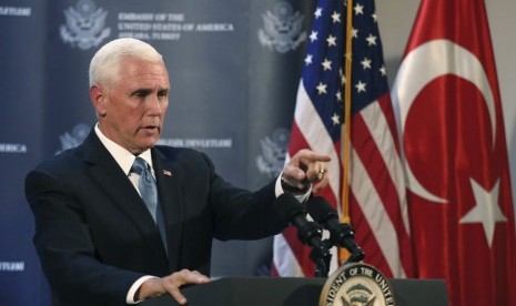 Wakil Presiden AS Mike Pence memanggul beban lebih berat selama sisa kampanye pilpres AS. Ilustrasi.