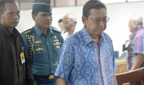 Wakil Presiden Boediono beristirahat sejenak disela sela memberi kesaksiannya dalam sidang kasus dugaan korupsi Bank Century dengan terdakwa Budi Mulya di Pengadilan Tindak Pidana Korupsi, Jakarta, Jumat (9/5).