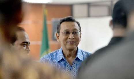 Wakil Presiden Boediono beristirahat sejenak disela sela memberi kesaksiannya dalam sidang kasus dugaan korupsi Bank Century dengan terdakwa Budi Mulya di Pengadilan Tindak Pidana Korupsi, Jakarta, Jumat (9/5).