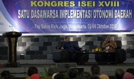 Wakil Presiden, Boediono (kiri) didampingi Ketua Umum Ikatan Sarjana Ekonomi Indonesia (ISEI) yang juga Gubernur Bank Indonesia, Darmin Nasution (kanan).