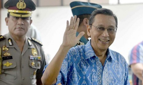 Wakil Presiden Boediono memberik salam kepada wartawan disela sela memberi kesaksiannya dalam sidang kasus dugaan korupsi Bank Century dengan terdakwa Budi Mulya di Pengadilan Tindak Pidana Korupsi, Jakarta, Jumat (9/5).