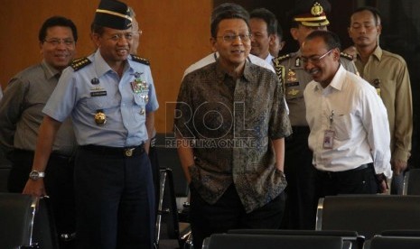   Wakil Presiden Boediono meninjau kesiapan pengoperasian Bandara Halim Perdana Kusuma di Jakarta, Selasa (7/1).    (Republika/Yasin Habibi)