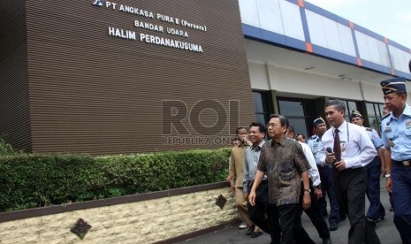   Wakil Presiden Boediono meninjau kesiapan pengoperasian Bandara Halim Perdana Kusuma di Jakarta, Selasa (7/1).    (Republika/Yasin Habibi)