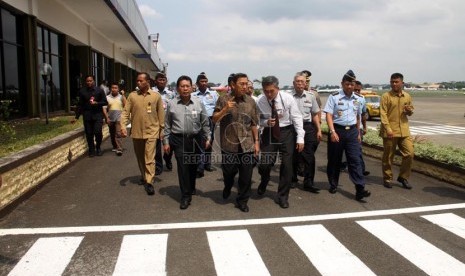   Wakil Presiden Boediono meninjau kesiapan pengoperasian Bandara Halim Perdana Kusuma di Jakarta, Selasa (7/1).    (Republika/Yasin Habibi)