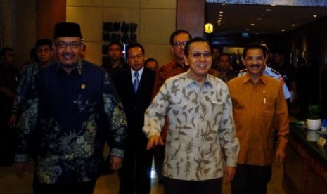 Wakil Presiden Boediono (tengah).