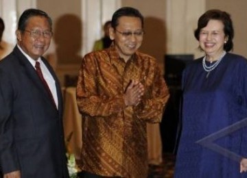 Wakil Presiden Boediono (tengah) bersama Gubernur Bank Indonesia Darmin Nasution (kiri) dan Gubernur Bank Negara Malaysia Zeti Akhtar Aziz (kanan) saat pembukaan Konfrensi Bersama Tingkat Tinggi Keuangan Islam di Jakarta, Senin (18/7).