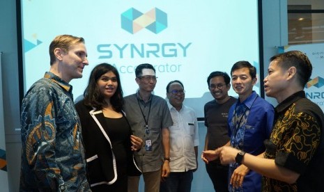 Wakil Presiden Direktur BCA Armand W. Hartono (baju biru) saat meluncurkan program SYNRGY Accelerator.