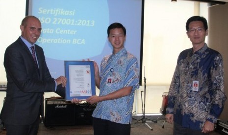 Wakil Presiden Direktur BCA Armand Wahyudi Hartono (tengah) menerima Sertifikat ISO 27001:2013 mengenai Sistem Manajemen Keamanan Informasi untuk Data Center Operation GSIT (Group Strategic Information Technology) dari Managing Director PT SGS Indonesia Gu