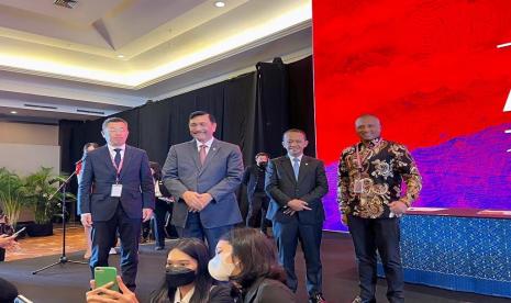 Wakil Presiden Direktur Norinco International Wan Xiaobing dan Pendiri Mirah Green Kadafi Yahya bersama Menko Maritim dan Investasi Luhut Binsar Panjaitan di Forum B20 tahun 2022.