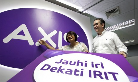 Wakil Presiden Direktur XL Dian Siswarini (kiri) berbincang bersama Direktur dan Customer Management XL Rashad Javier Sanchez pada peluncuran program produk layanan seluler AXIS 