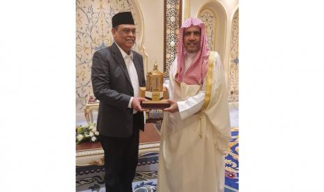 Wakil Presiden DMDI Syafruddin Kambo menerima cinderamata dari Sekjen Lembaga Dunia Islam