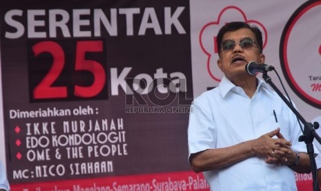 Wakil Presiden Indonesia, Jusuf Kalla memberikan kata sambutan sesaat sebelum pembukaan aksi donor darah yang diadakan oleh Taruna Merah Putih di Kawasan Car Free Day, M.H Thamrin, jakarta Pusat, Ahad (29/3). 