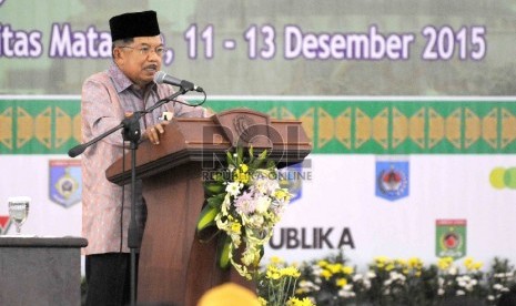 Wakil Presiden Indonesia, Jusuf Kalla memberikan sambutannya saat pembukaan Muktamar VI dan Milad ke-25 ICMI di Universitas Mataram, Nusa Tenggara Barat, Sabtu (12/12).