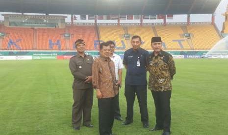 Wakil Presiden Indonesia, Jusuf Kalla meninjau Stadion Si Jalak Harupat, Kabupaten Bandung sebagai venue Asian Games cabang olahraga Sepakbola, Rabu (8/8).