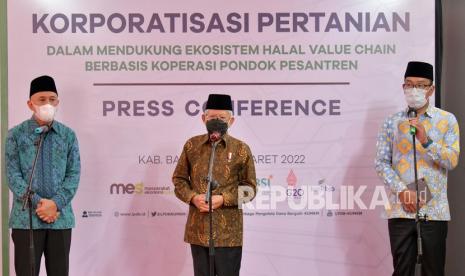 Wakil Presiden Indonesia Maruf Amin (tengah) bersama Menteri Koperasi dan UMKM Teten Masduki (kiri) dan Gubernur Jawa Barat Ridwan Kamil (kanan) memberikan keterangan kepada media usai meresmikan digitalisasi pertanian dan green house bersama di Pondok Pesantren Al Ittifaq, Ciburial, Kabupaten Bandung, Jawa Barat, Selasa (22/3/2022). 