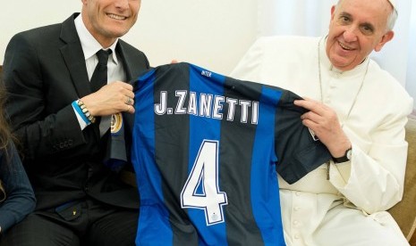 Wakil Presiden Inter Javier Zanetti  (kiri).