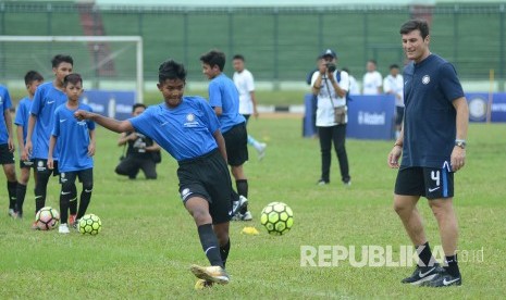 Wakil Presiden Inter Milan, Javier Zanetti hadir dalam peluncuran Akademi Persib yang merupakan partnership program bersama Inter Academy di Stadion Siliwangi, Kota Bandung, Selasa (13/2).