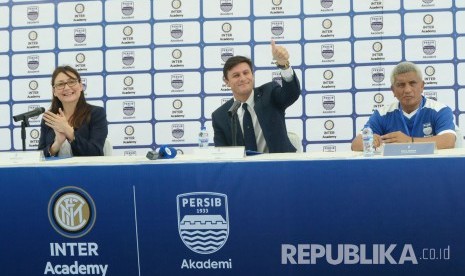 Wakil Presiden Inter Milan, Javier Zanetti (tengah).