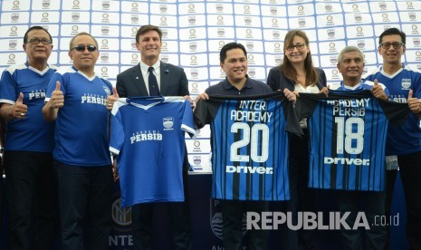 Legenda Inter Milan Javier Zanetti (ketiga Kiri) dan Presiden Inter Milan Erick Thohir (keempat kiri) memperlihatkan jersey Akademi Persib dan Inter Academy saat peluncuran Akademi Persib yang merupakan partnership program bersama Inter Academy di Stadion Siliwangi, Kota Bandung, Selasa (13/2).