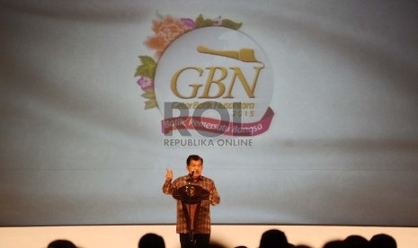 Wakil Presiden Jusuf Kalla berbicara saat membuka Gelar Batik Nusantara 2015 di JCC, Jakarta, Rabu (24/6). 