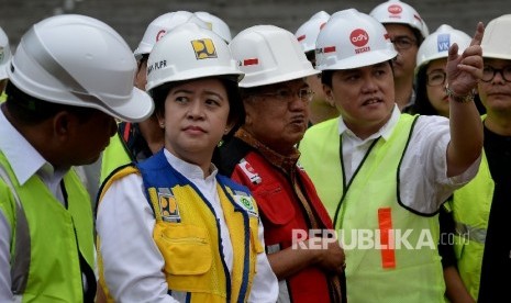 Wakil Presiden Jusuf Kalla berbincang dengan Ketua Ketua Komite Penyelenggara Asian Games Indonesia (INASGOC) Erick Thohir saat meninjau proses renovasi Stadion Utama Gelora Bung Karno di Senayan, Jakarta, Ahad (26/3).