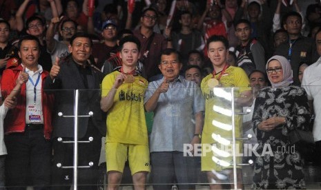 Wakil Presiden Jusuf Kalla berfoto bersama ganda putra Indonesia Marcus Fernaldi Gideon dan Kevin Sanjaya Sukamuljo seusai pertandingan final Daihatsu Indonesia Master 2018 di Istora Senayan, Jakarta, Ahad (28/1). Dalam pertandingan itu Kevin/Marcus menang atas pasangan Cina Li Junhui dan Liu Yuchen dengan skor 11-21, 21-10, 21-16 sekaligus keluar sebagai juara.