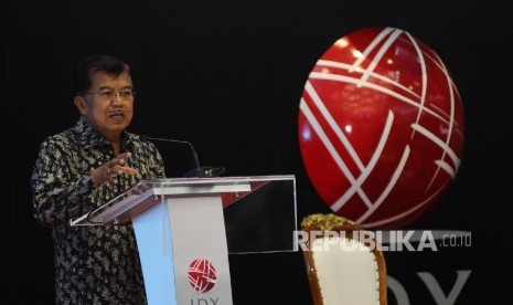  Wakil Presiden Jusuf Kalla berikan sambutan membuka perdagangan saham hari pertama 2017 di BEI, Jakarta, Selasa (3/1).