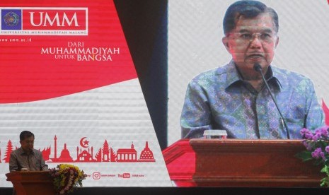 Wakil Presiden Jusuf Kalla berpidato sesaat sebelum membuka Festival Kebangsaan II di Universitas Muhammadiyah Malang (UMM) Dome, Malang, Jawa Timur, Sabtu (6/4/2019). 