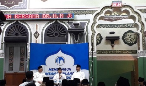 Wakil Presiden Jusuf Kalla bersama Ketua MPR, Zulkifli Hasan dan Prof Jimly Asshiddiqie dalam Tausiyah Subuh Berjamah di Masjid Agung Al Azhar, Jakarta, Sabtu (7/4). 