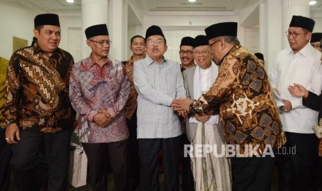 Wakil Presiden Jusuf Kalla bersama Mantan Rais Aam PBNU KH. Ma'ruf Amin usai memberikan keterangan usai menggelar pertemuan dengan sejumlah pimpinan organisasi masyarakat Islam di Jakarta, Jumat (26/10). Pertemuan tersebut membahas kesepakatan sikap bersama pimpinan ormas Islam terkait kasus pembakaran bendera kalimat Tauhid di Limbangan, Garut. 