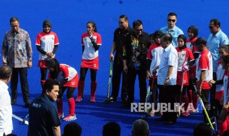 Wakil Presiden Jusuf Kalla bersama Wakapolri Komjen Syafruddin, Menteri Pemuda dan Olahraga Imam Nahrawi, Gubernur DKI Jakarta Anies Baswedan dan Ketua Inasgoc Erick Thohir saat meninjau venue di Stadion Gelora Bung Karno, Jakarta, Jumat (29/6).