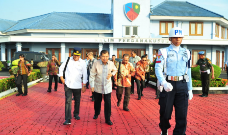 Wakil Presiden Jusuf Kalla bertolak ke Yogyakarta untuk meresmikan  Gedung Program Pascasarjana Universitas Negeri Yogyakarta (UNY), Sabtu (4/5).