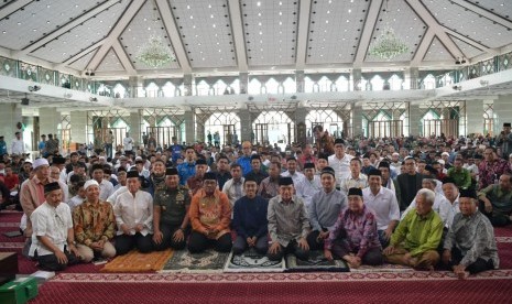 Wakil Presiden Jusuf Kalla dan Dewan Pembina ISYEF Arief Rosyid saat diskusi ISYEF di Makassar, Sulawesi Selatan, Ahad (24/6).