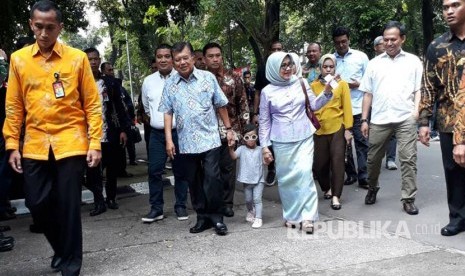 Wakil Presiden Jusuf Kalla dan Ibu Mufidah Jusuf Kalla beserta cucu dan anak-anaknya datang ke TPS 03 Kelurahan Pulo, Kecamatan Kebayoran Baru, Jakarta Selatan, Rabu (19/4). 