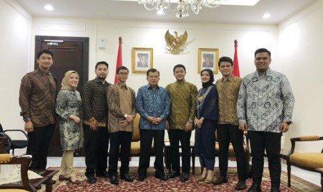 Wakil Presiden Jusuf Kalla dan Ketua Departemen Pemuda DMI Arief Rosyid, serta panitia ISYEF di Istana Wakil Presiden, Selasa (6/2).