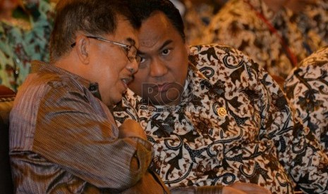 Wakil Presiden Jusuf Kalla dan Menteri Perdagangan Rachmat Gobel berbincang saat hadir dalam Rapat Pimpinan Nasional (Rapimnas) Kadin 2014 , Jakarta, Senin (8/12).