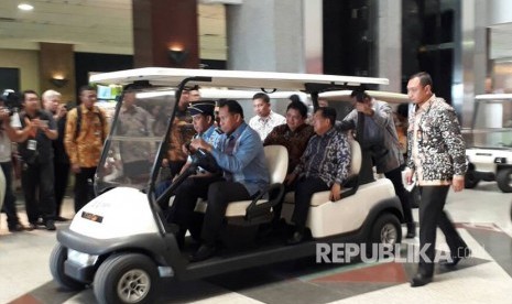 Wakil Presiden Jusuf Kalla dan Menteri Perindustrian Airlangga Hartarto