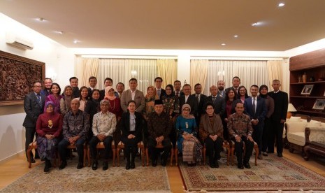 Wakil Presiden Jusuf Kalla dan Mufidah Jusuf Kalla saat menghadiri buka puasa bersama dengan para warga negara Indonesia (WNI) yang berada di Jenewa, Swiss, Kamis (16/5).