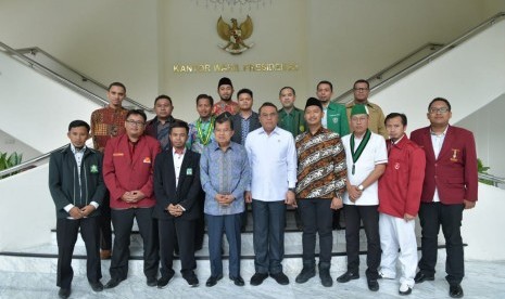 Wakil Presiden Jusuf Kalla dan Wakil Ketua Umum DMI Syafruddin bersama organisasi kepemudaan Islam.