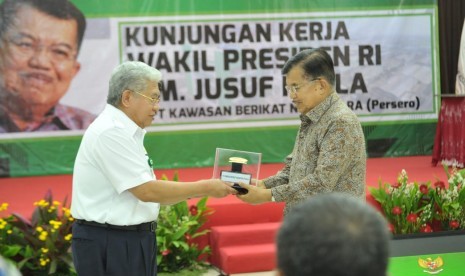 Wakil Presiden Jusuf Kalla di sela kunjungannya meninjau Kawasan Berikat Nusantara di Cakung-Cilincing, Jakarta, Selasa (23/4). 