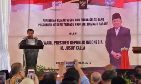 Wakil Presiden Jusuf Kalla di sela-sela meresmikan asrama putri dan ruang kelas Pesantren Modern Terpadu Prof Hamka di Padang, Selasa (3/9).