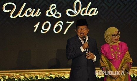 Wakil Presiden Jusuf Kalla didampingi istrinya Mufidah Kalla memberi sambutan saat acara Hari Pernikahan Emas Jusuf Kalla di Hotel Dharmawangsa, Jalan Kebayoran Baru, Jakarta, Ahad (27/8). 