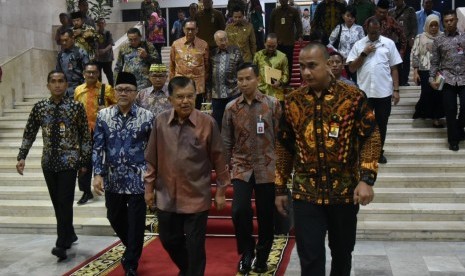 Wakil Presiden Jusuf Kalla didampingi Ketua MPR Zulkifli Hasan saat menghadiri acara peringatan Hari Konstitusi di Gedung Nusantara IV, Komplek Parlemen, Senayan, Jakarta, Ahad (18/8).