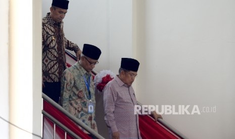 Wakil Presiden Jusuf Kalla didampingi Ketua Umum PP Muhammdiyah Haedar Nashir dan Gubernur Maluku Said Assagaf (dari kanan) menuruni tangga usai Penutupan Tanwir Muhammadiyah di Islamic Center, Ambon, Maluku, Ahad (26/2).