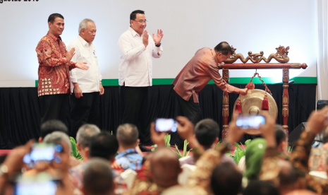 Wakil Presiden Jusuf Kalla didampingi Menteri Desa, PDT, dan Transmigrasi Eko Sandjojo, Menteri Pertanian Amran Sulaiman, Menteri PUPR Basuki Hadimuljono membuka Rakornas Transmigrasi di Jakarta, Kamis (1/8/2019). Rakornas Transmigrasi yang dihadiri para menteri, gubernur, bupati, kepala dinas, rektor, serta mitra kerja mengusung tema 