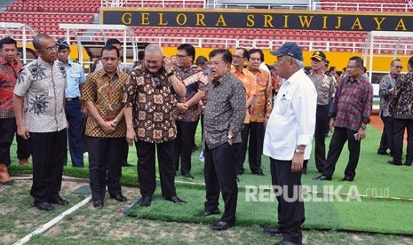 Wakil Presiden Jusuf Kalla didampingi Menteri PU PR Basuki Hadimuljono, Sekretaris Menpora Gatot S Dewabroto, Gubernur Sumatra Selatan (Sumsel) Alex Noerdin, Wakil Ketua KOI Mudai Maddang meninjau Stadion Gelora Sriwijaya Jakabaring (GSJ) di Jakabaring Sport City (JSC) Palembang, Sumatera Selatan, Kamis (7/12).