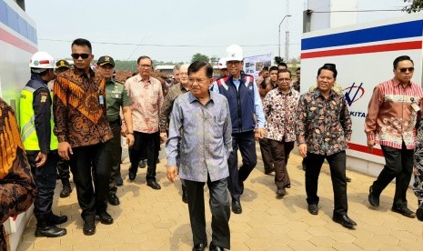 Wakil Presiden Jusuf Kalla didampingi para menteri mengajak serta para duta besar negara sahabat mengunjungi Kampus Universitas Islam Internasional Indonesia (UIII) di  Depok, Jawa Barat, Selasa (15/10).