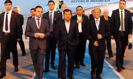 Wakil Presiden Jusuf Kalla didampingi Wakapolri Komjen. Pol. Syafruddin (ketiga kanan), disambut Duta Besar Indonesia untuk Turki, Wardana (kedua kanan) saat tiba di Istanbul, Turki, Kamis (19/10).